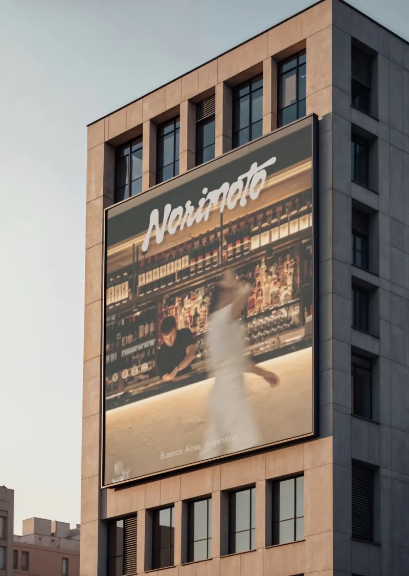 Cartel de marca en la fachada de un edificio