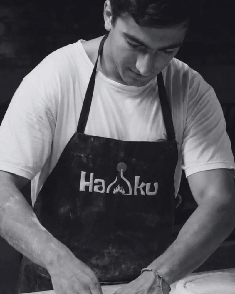 Retrato en blanco y negro del cocinero con delantal de Haiku