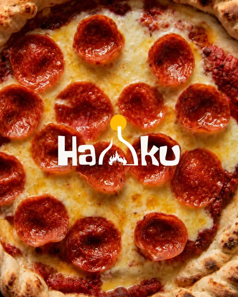 Pizza de pepperoni con el logo de Haiku