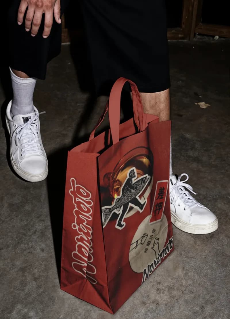 Bolsa de tela de la marca fotografiada en la calle